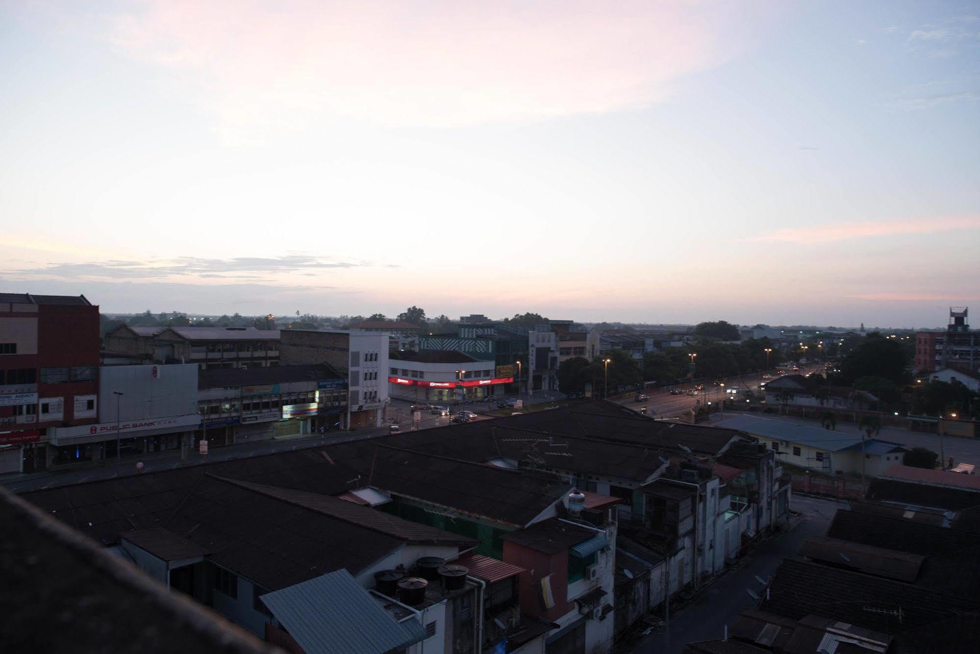 Mornington Hotel Sitiawan Exterior photo